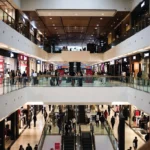 vue intérieure d'un centre commercial