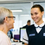 personne en discussion avec un personnel administratif